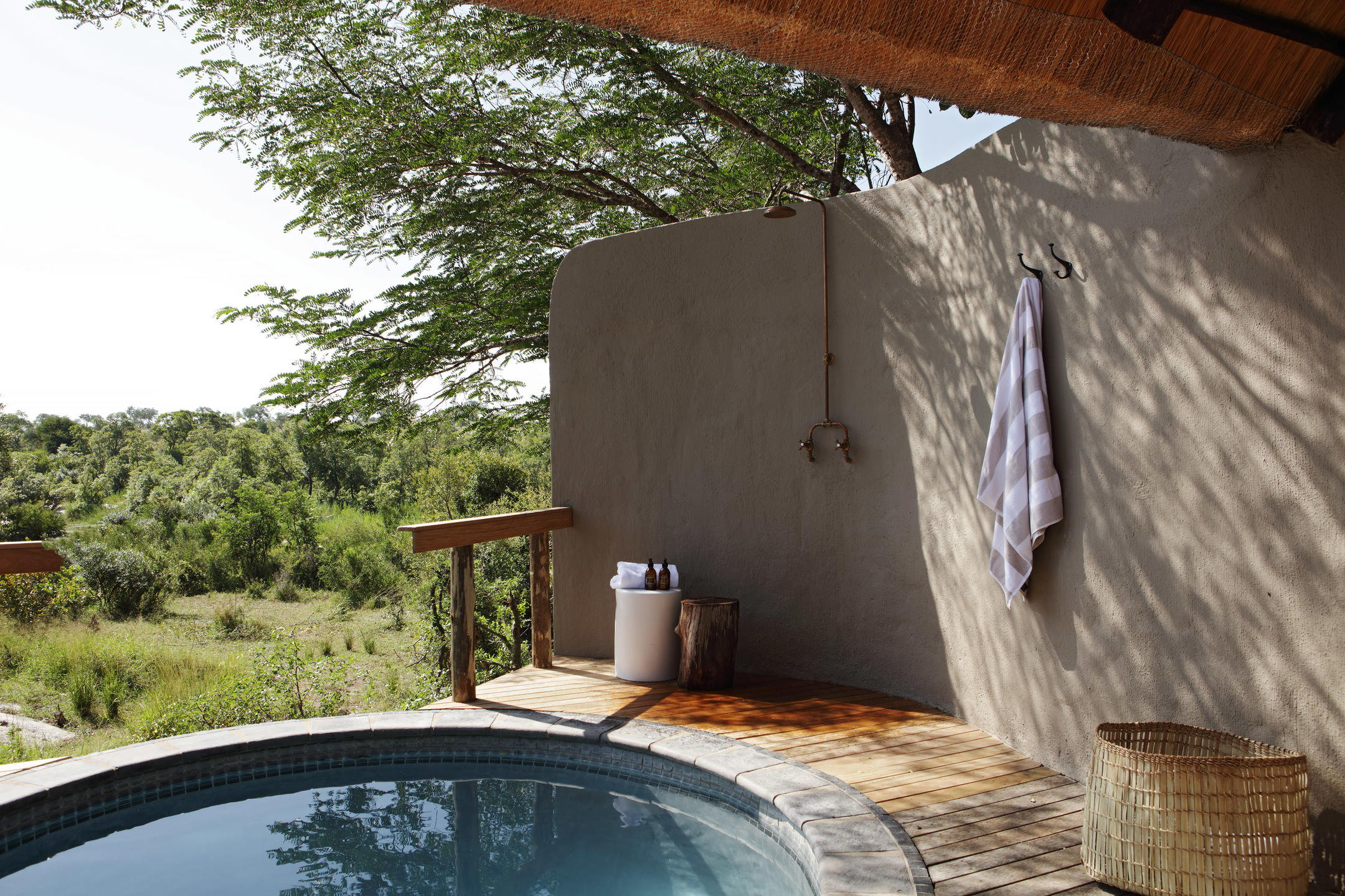 Varty Camp Chalet outdoor shower